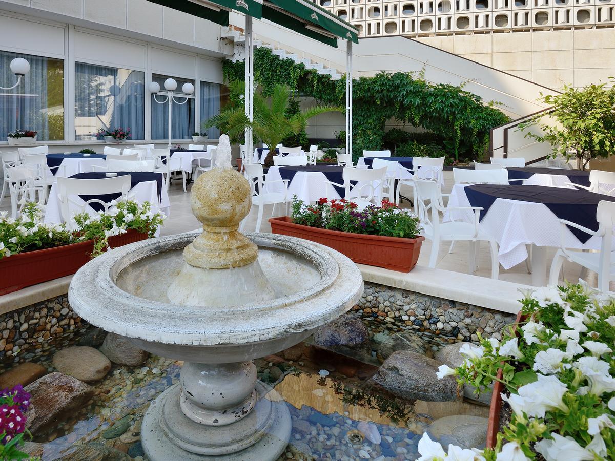 Augusta Spa Hotel Chisarja Exteriör bild